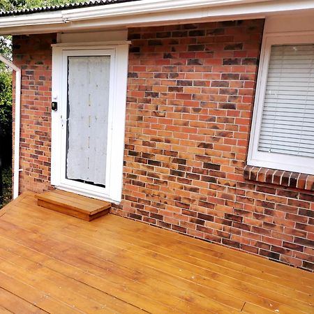 Separate Entry Guest Room With Private Bathroom In Forrest Hill 오클랜드 외부 사진
